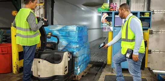 worker-scanning-pallet