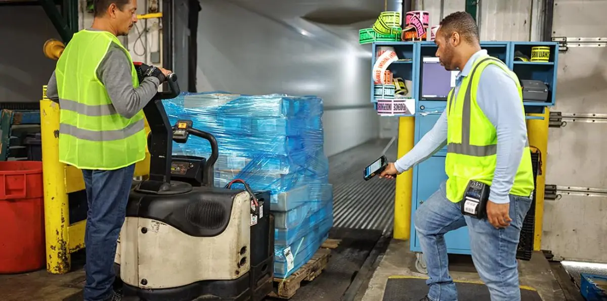 tc73-worker-scanning-pallet